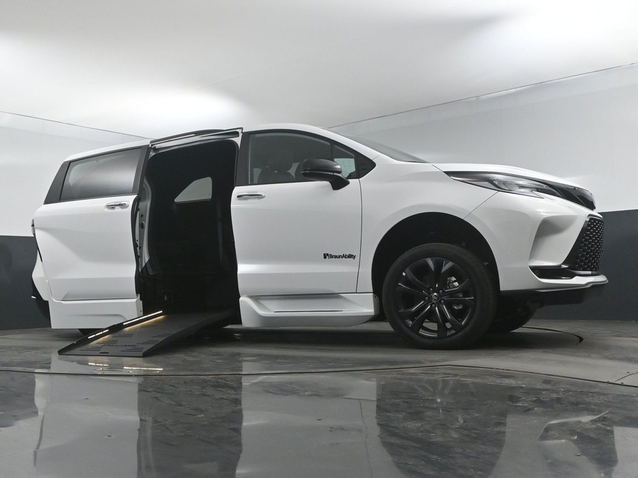 New 2025 Toyota Sienna Hybrid XSE Sport - BraunAbility Side Entry Entry Fold Out Automatic Ramp
