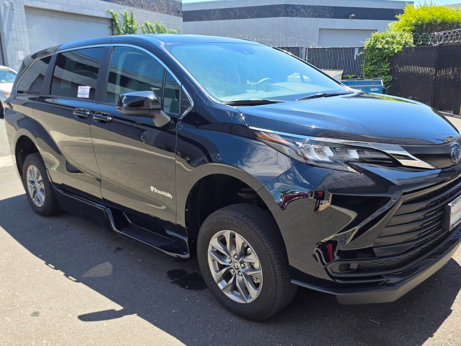 Used 2024 Toyota Sienna Hybrid LE - BraunAbility Side Entry Fold Out Automatic Ramp