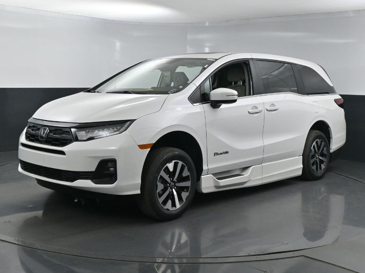White Honda Odyssey image number 3