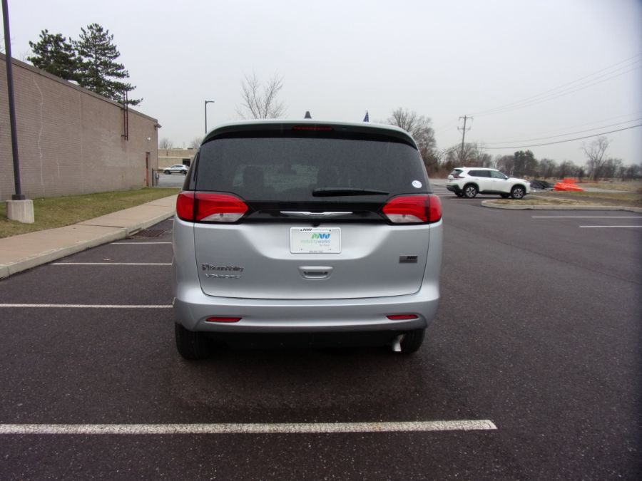 Silver Chrysler Voyager image number 6