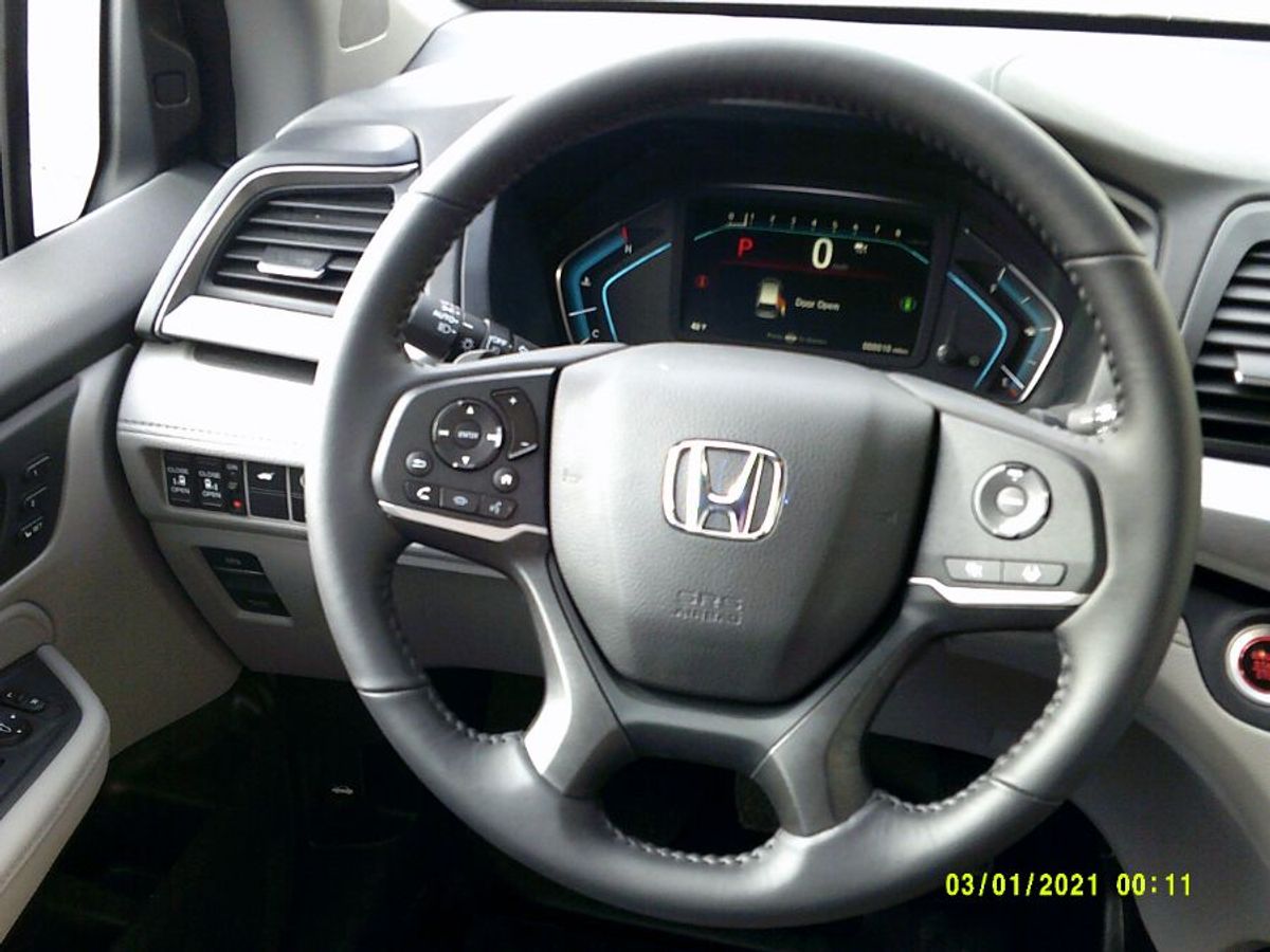 Silver Honda Odyssey image number 9