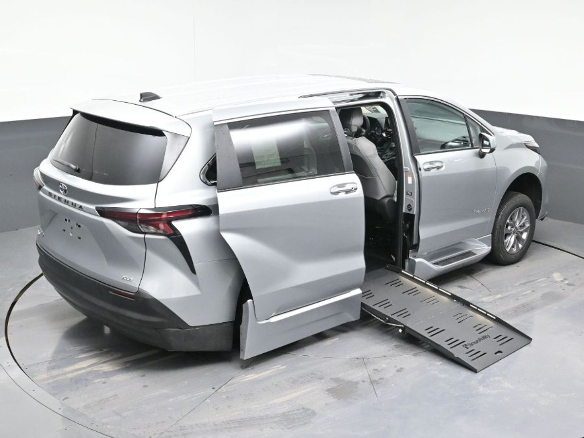 2025 TOYOTA SIENNA - Image 26
