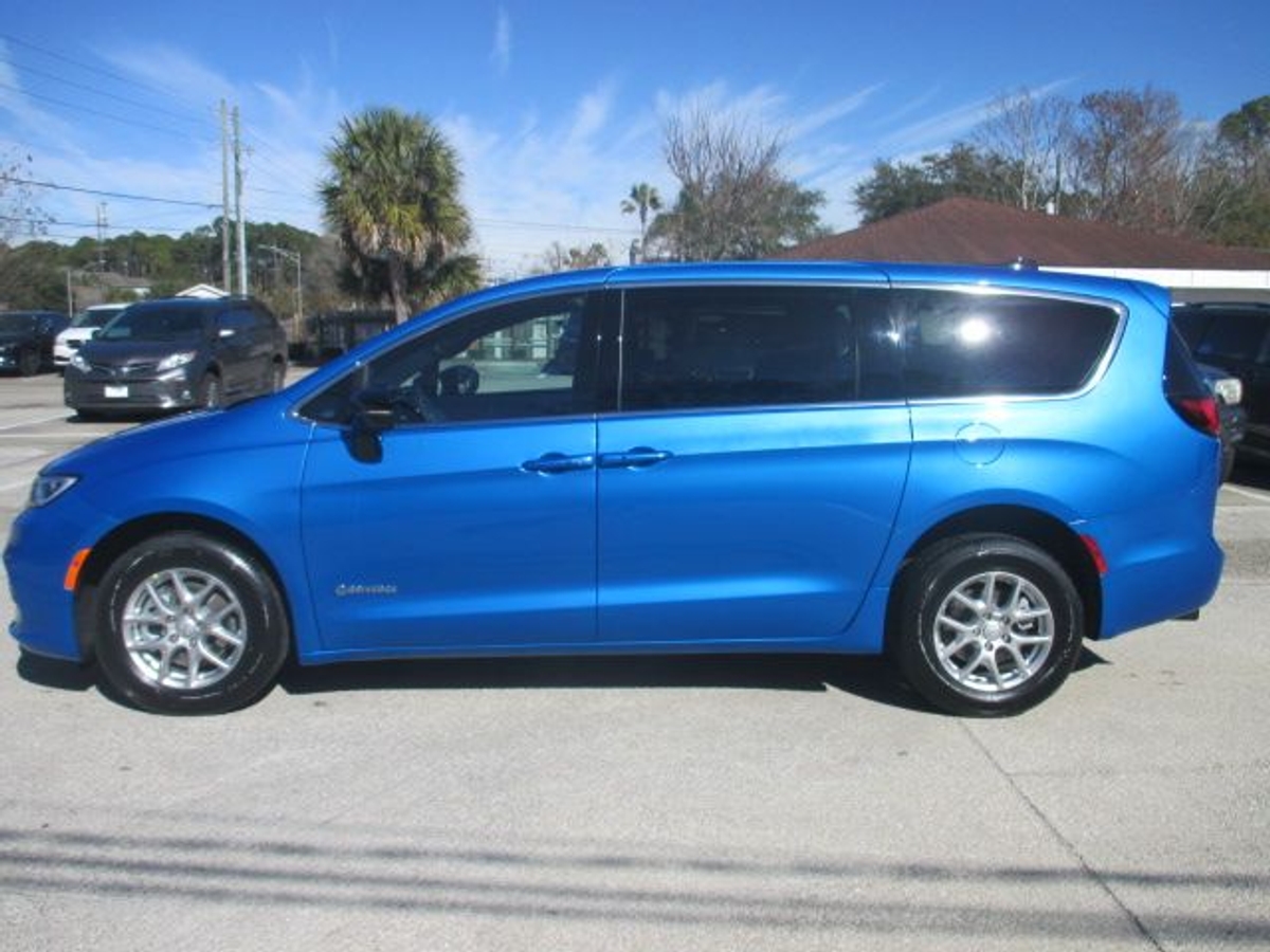 Blue Chrysler Pacifica image number 1