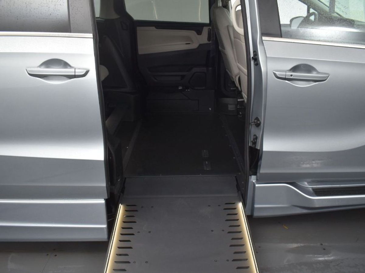 Silver Honda Odyssey image number 11