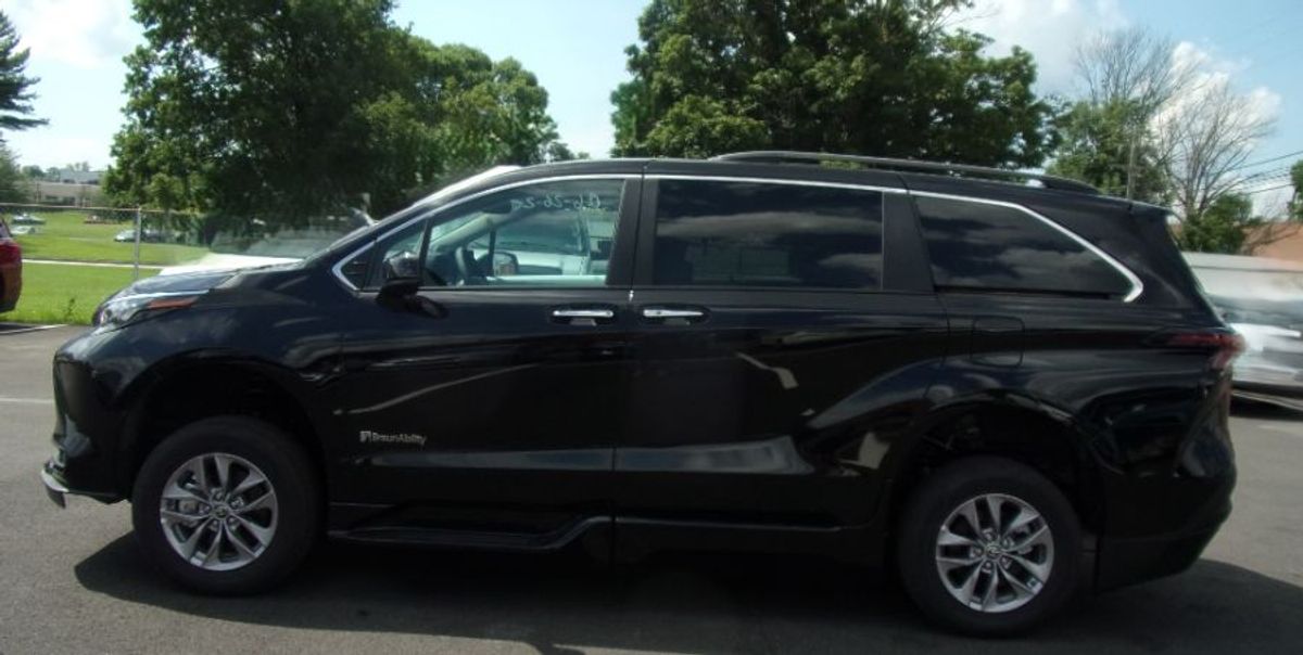 Black Toyota Sienna image number 3