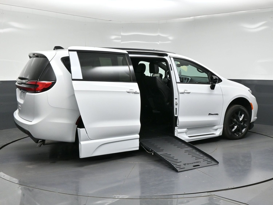 New 2026 Chrysler Pacifica Select Sport - BraunAbility Side Entry Fold Out Automatic Ramp