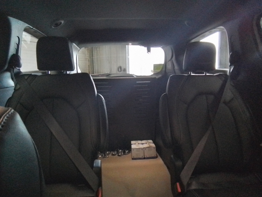White Chrysler Voyager image number 16