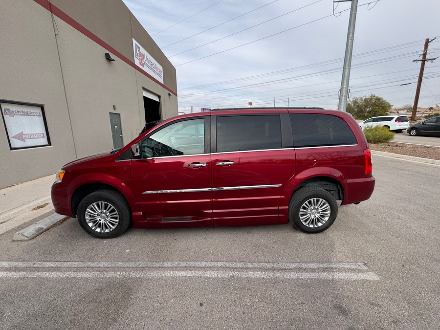 Used 2015 Chrysler Town and Country Touring-L - BraunAbility Side Entry Entry In Floor Automatic Ramp