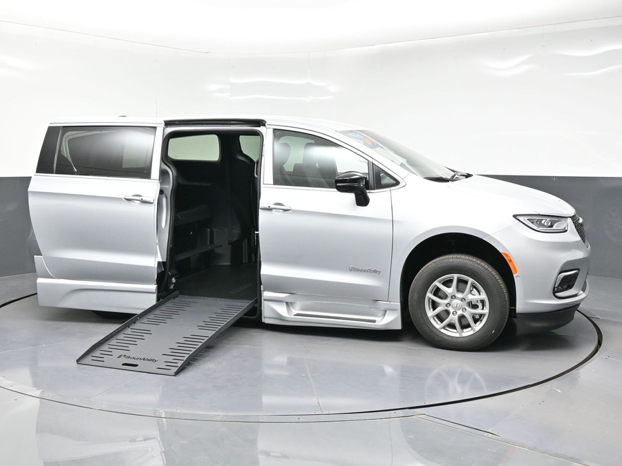Silver Chrysler Pacifica image number 7