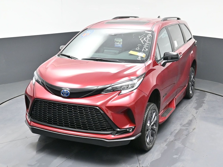 New 2025 Toyota Sienna Hybrid XSE Sport - BraunAbility Side Entry Entry Fold Out Automatic Ramp