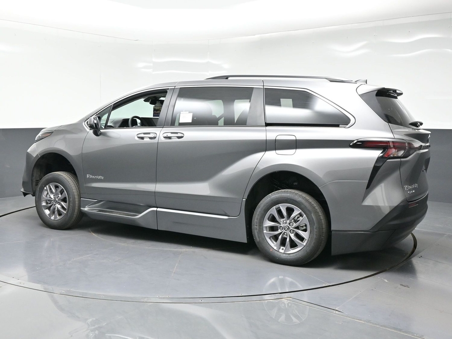Grey Toyota Sienna image number 1