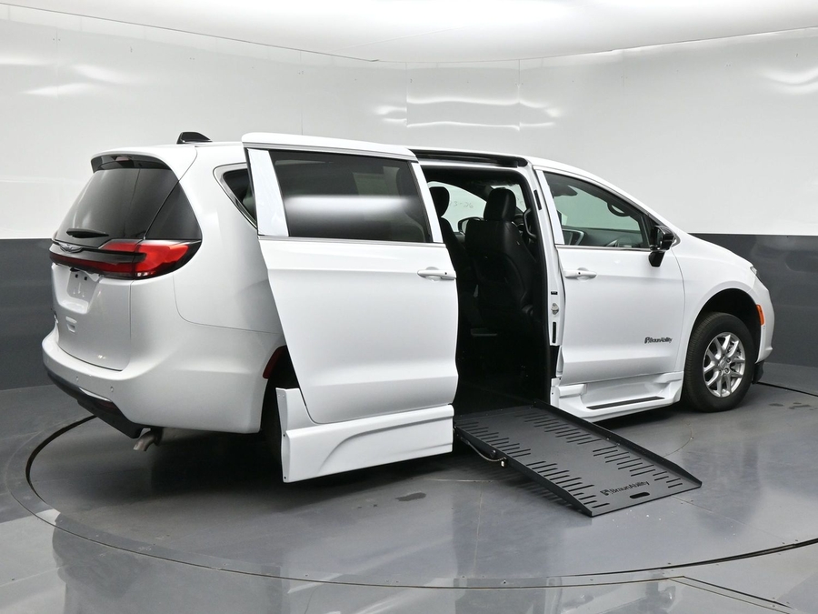 New 2026 Chrysler Pacifica Select Safety - BraunAbility Side Entry Fold Out Automatic Ramp