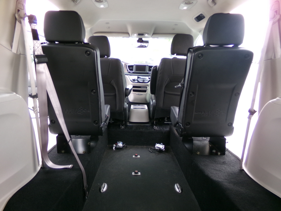 White Chrysler Voyager image number 20