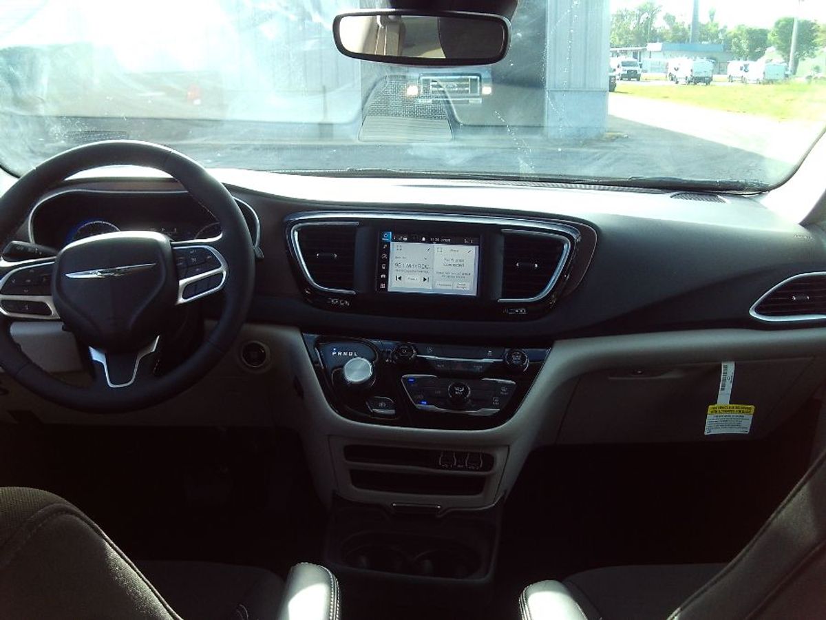 2024 CHRYSLER VOYAGER - Image 9