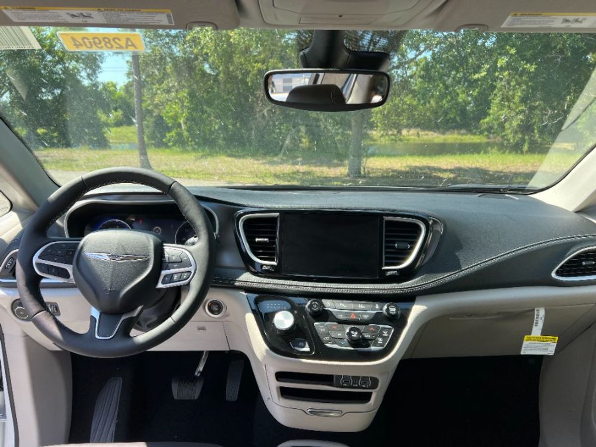 2024 CHRYSLER PACIFICA - Image 9