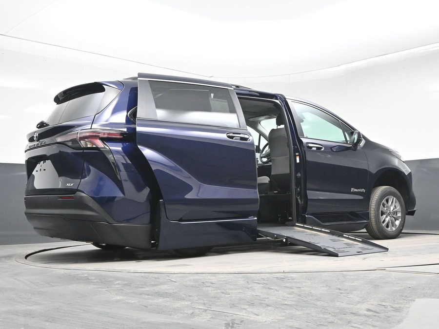 New 2026 Toyota Sienna Hybrid XLE Base - BraunAbility Side Entry Entry Fold Out Automatic Ramp