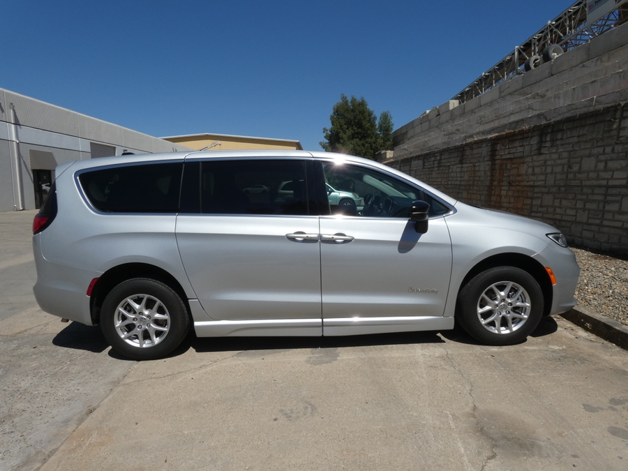 Silver Chrysler Pacifica image number 9