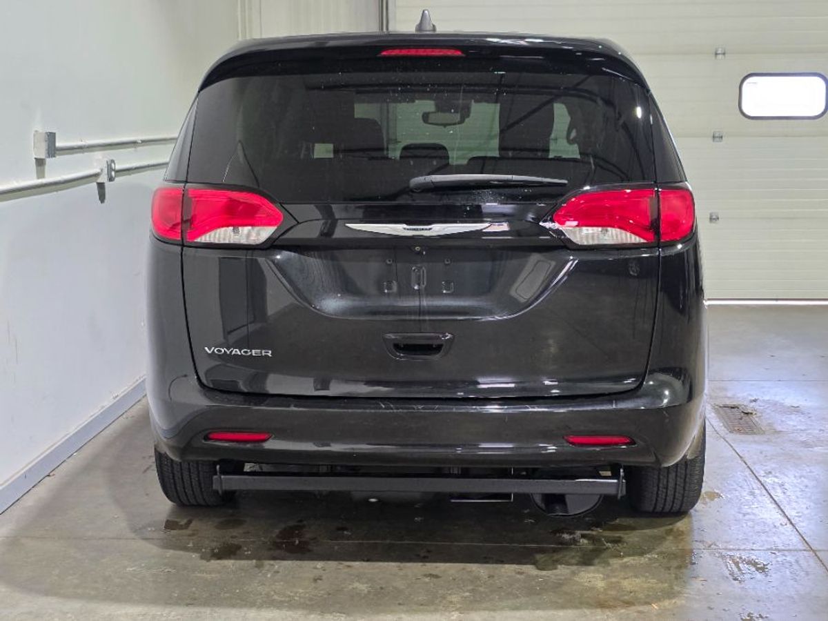 Black Chrysler Voyager image number 4