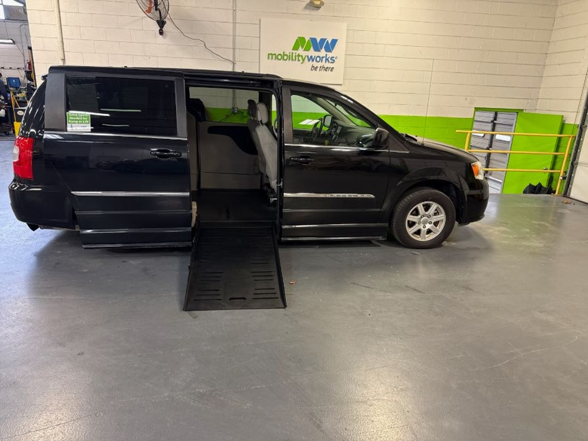 2011 Chrysler Town & Country Touring's photo