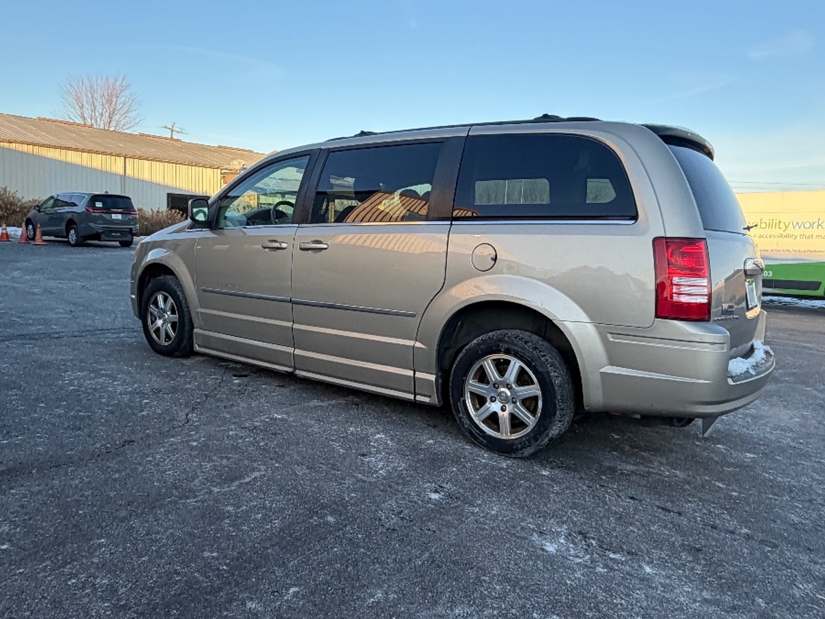 2009 CHRYSLER TOWN AND COUNTRY - Image 2