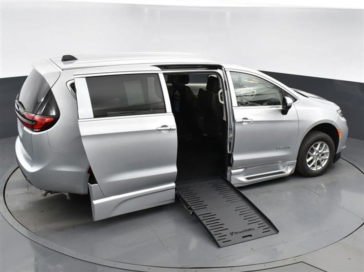Silver Chrysler Pacifica image number 23