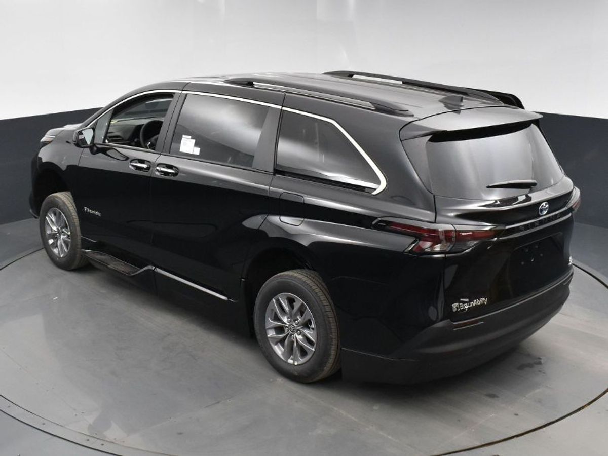 Black Toyota Sienna image number 15