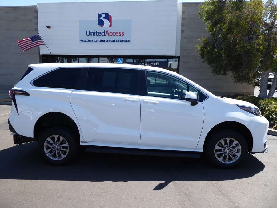 New 2026 Toyota Sienna Hybrid LE w swivel 2nd row - Vantage Mobility Commercial Rear Entry Fold Out Manual Ramp