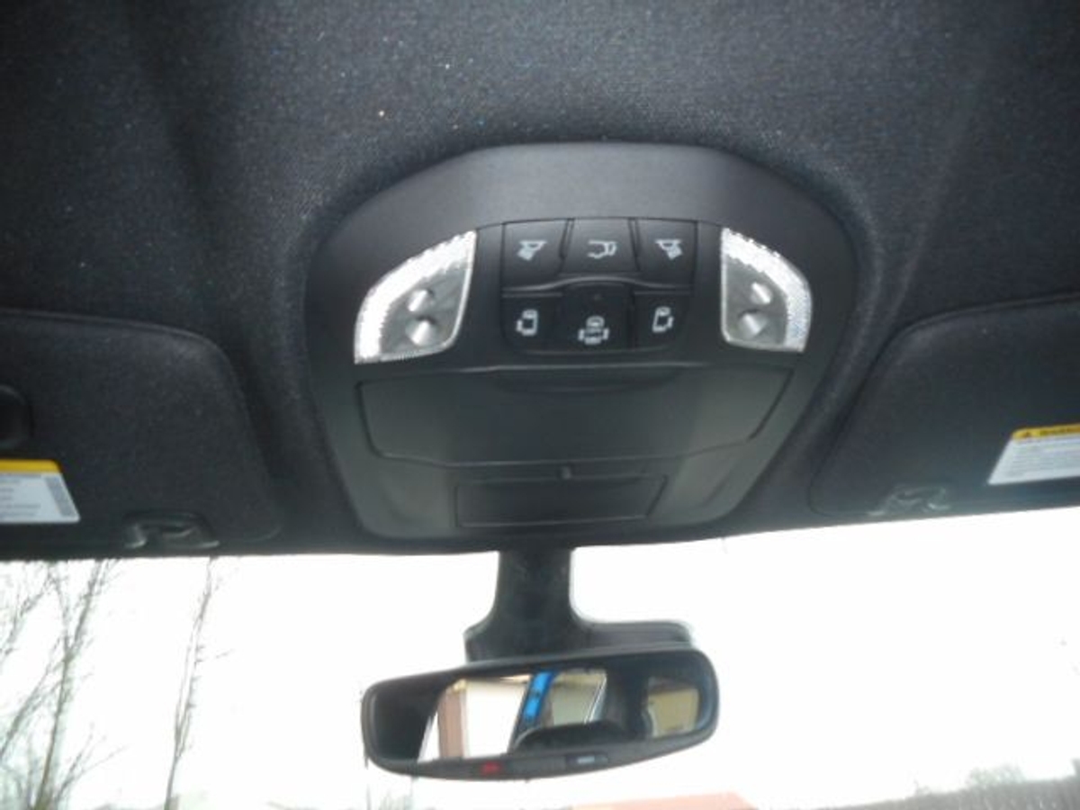 Blue Chrysler Pacifica image number 16