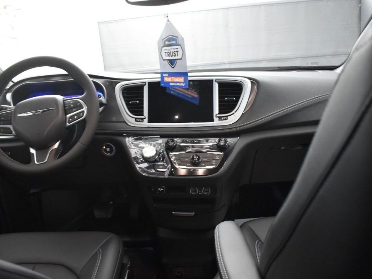 2025 CHRYSLER PACIFICA - Image 13