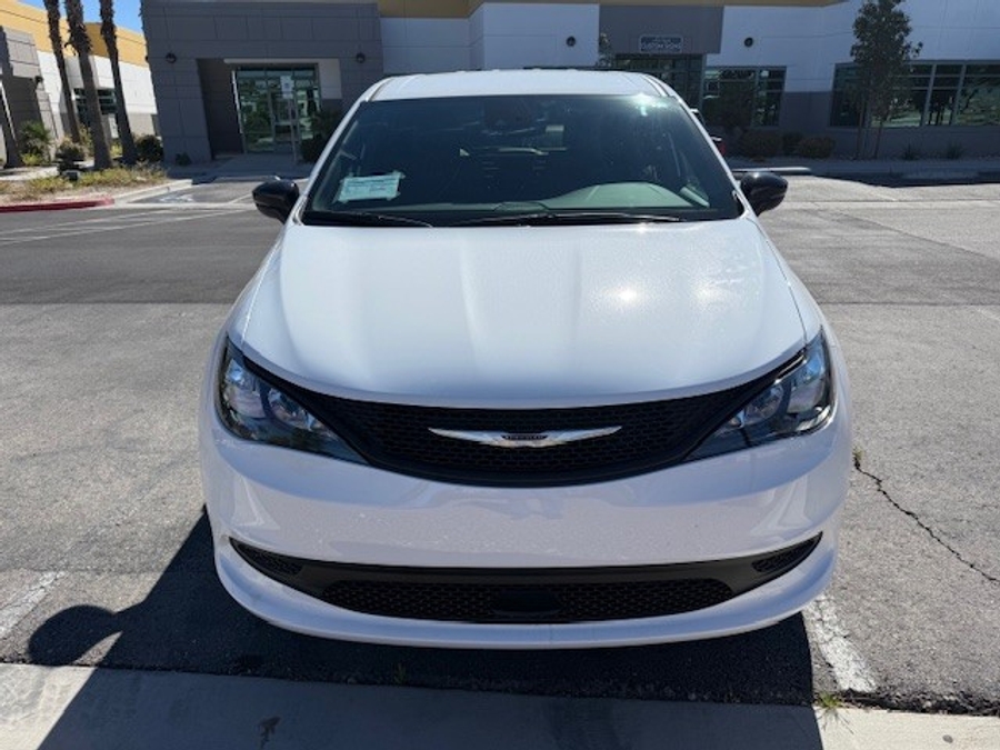 White Chrysler Voyager image number 5