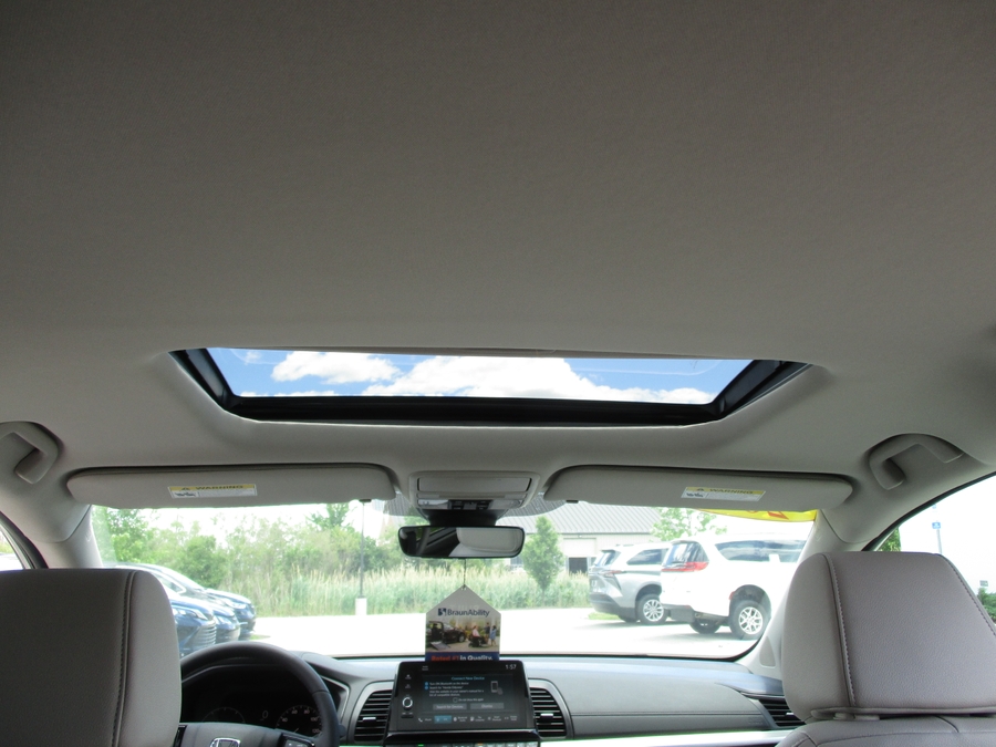 Silver Honda Odyssey image number 9