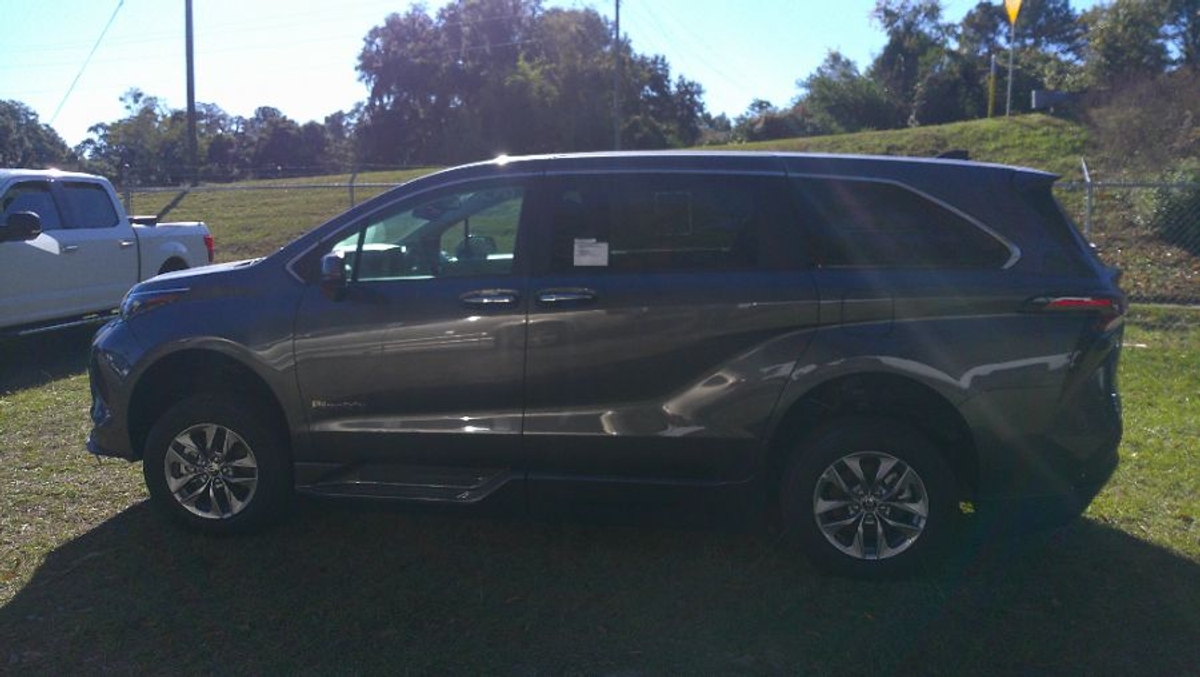 2025 TOYOTA SIENNA - Image 5