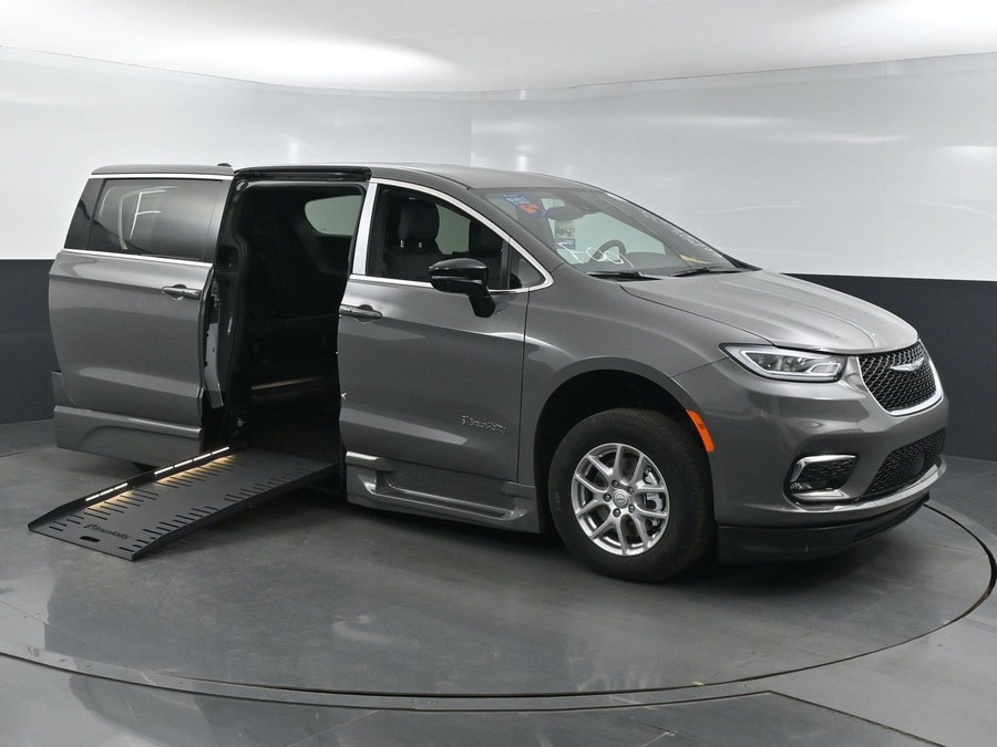 New 2025 Chrysler Pacifica Select Safety - BraunAbility Side Entry Entry Fold Out Automatic Ramp