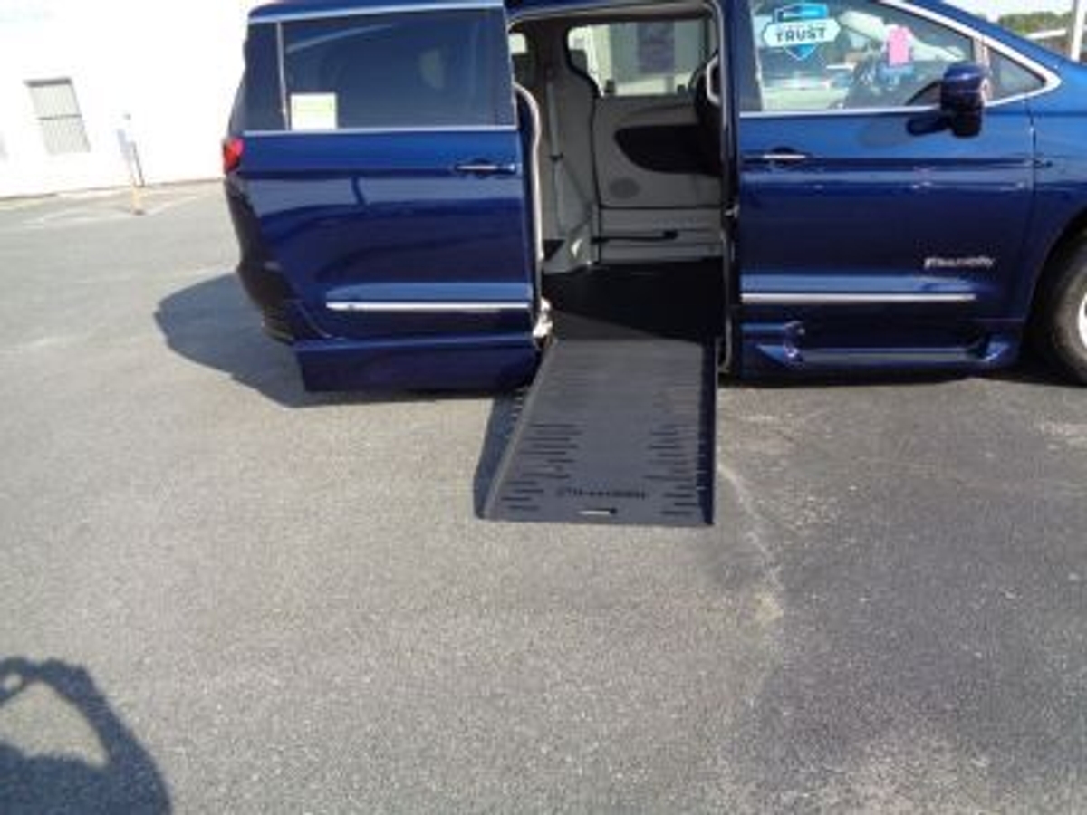 2020 Chrysler Pacifica Touring L's photo