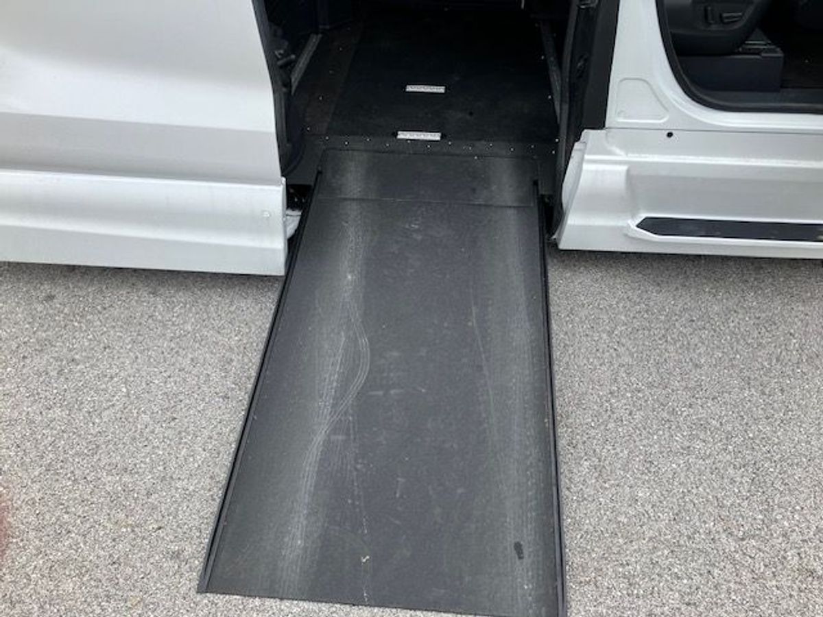 White Toyota Sienna image number 12