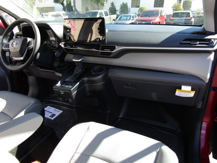 New 2026 Toyota Sienna Hybrid XLE Add - BraunAbility Side Entry Entry In Floor Automatic Ramp
