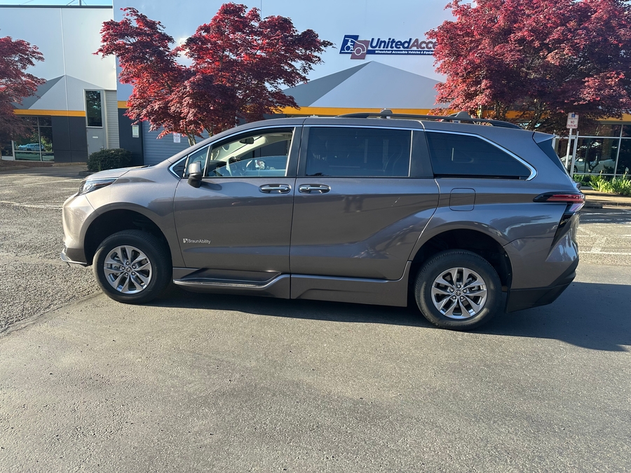 Used 2022 Toyota Sienna Hybrid XLE - BraunAbility Side Entry Entry In Floor Automatic Ramp