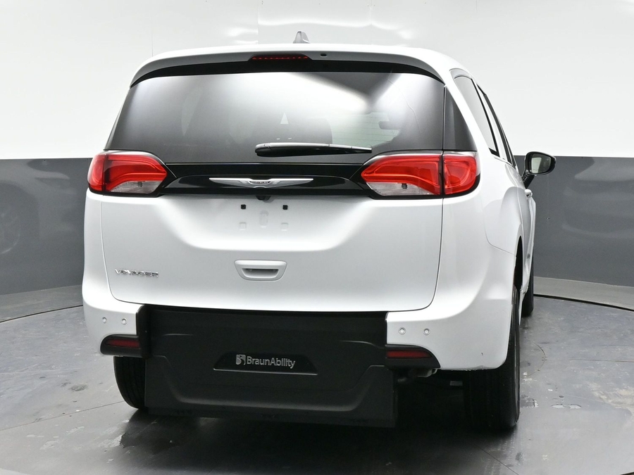 White Chrysler Voyager image number 5