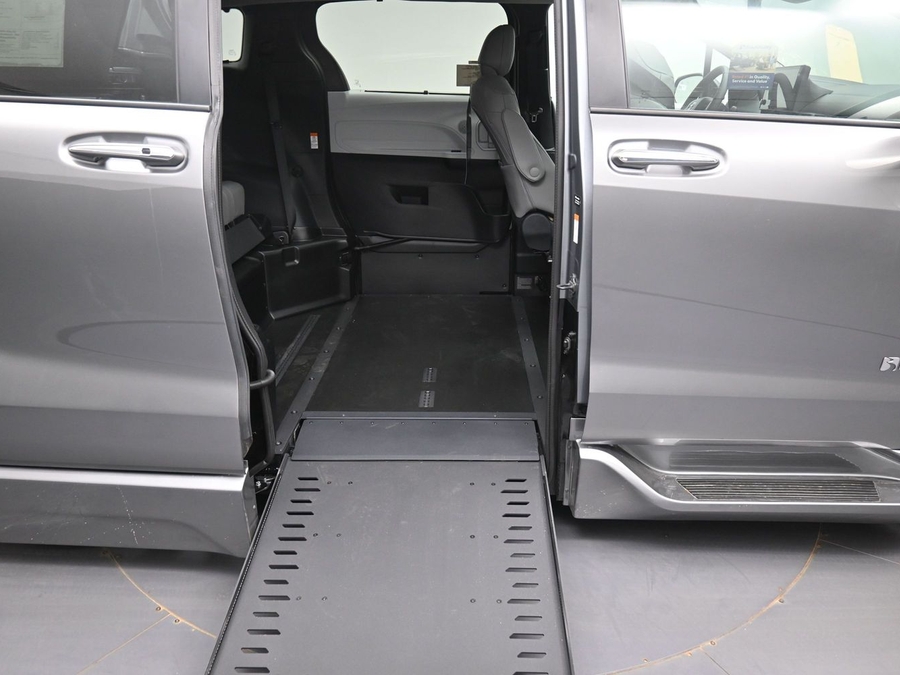 New 2026 Toyota Sienna Hybrid XLE Base - BraunAbility Side Entry In Floor Automatic Ramp