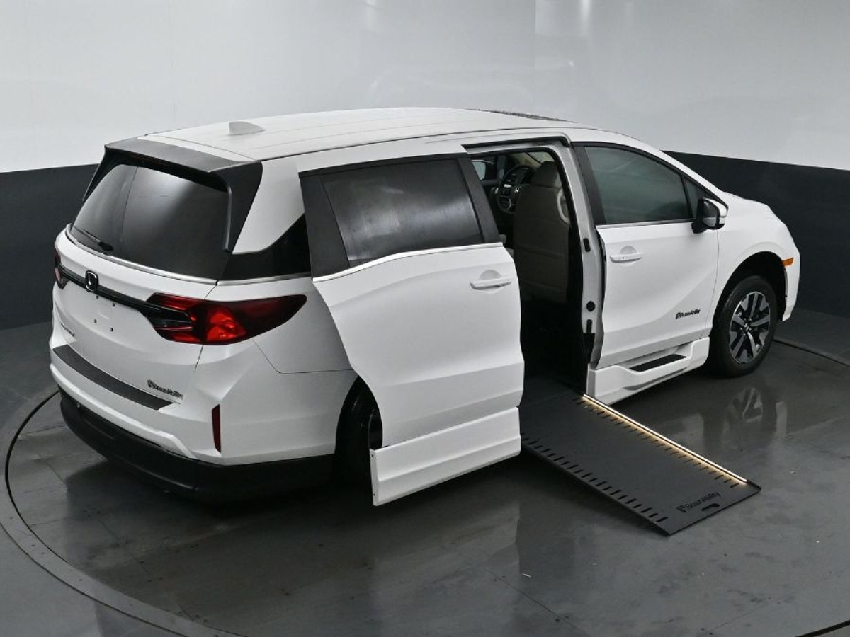 White Honda Odyssey image number 25