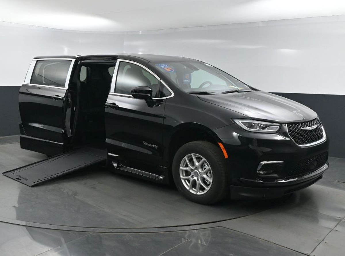 Black Chrysler Pacifica with Side Entry Automatic In Floor ramp