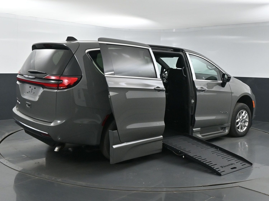 New 2025 Chrysler Pacifica Select Safety - BraunAbility Side Entry Entry Fold Out Automatic Ramp