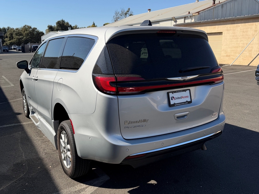Used 2023 Chrysler Pacifica Touring L Safety - BraunAbility Side Entry In Floor Automatic Ramp