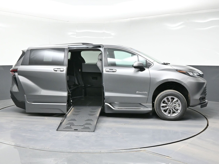 Grey Toyota Sienna image number 7