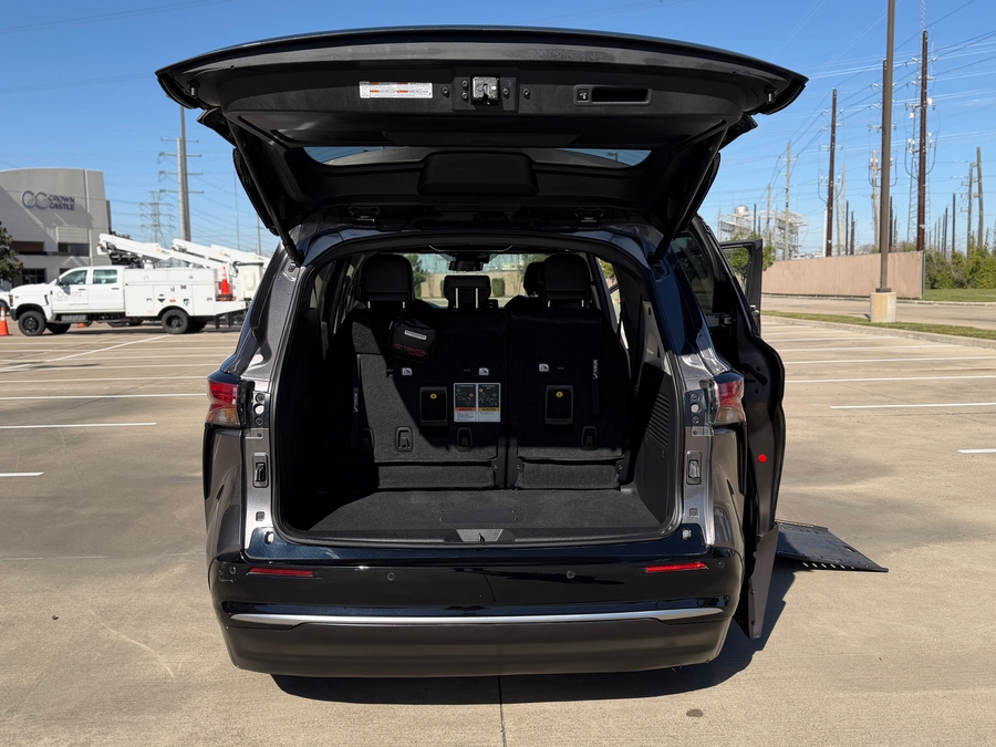 Used 2023 Toyota Sienna Hybrid Platinum - BraunAbility Side Entry Entry In Floor Automatic Ramp