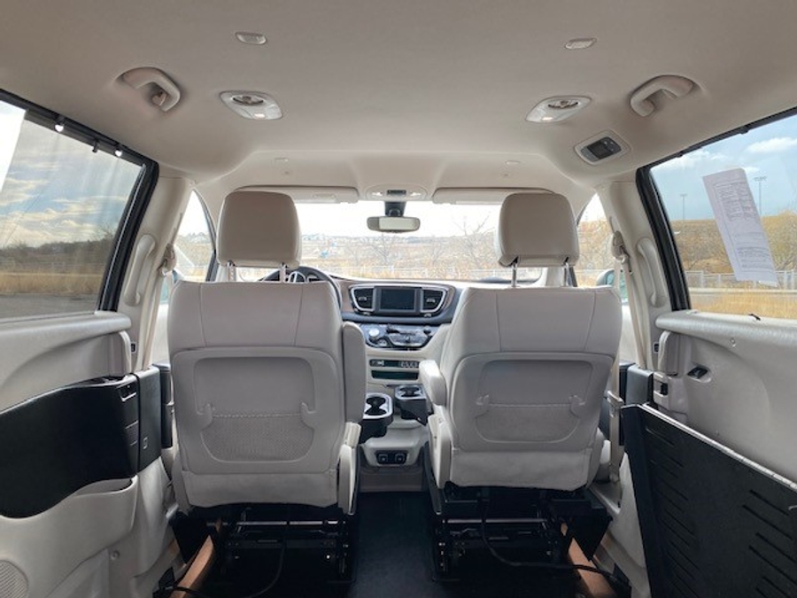 Used 2021 Chrysler Voyager LXi - BraunAbility Side Entry Entry Fold Out Automatic Ramp