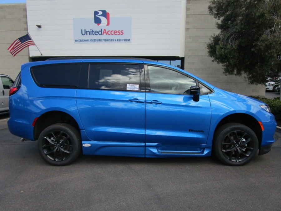 New 2026 Chrysler Pacifica Select Sport - BraunAbility Side Entry Entry In Floor Automatic Ramp