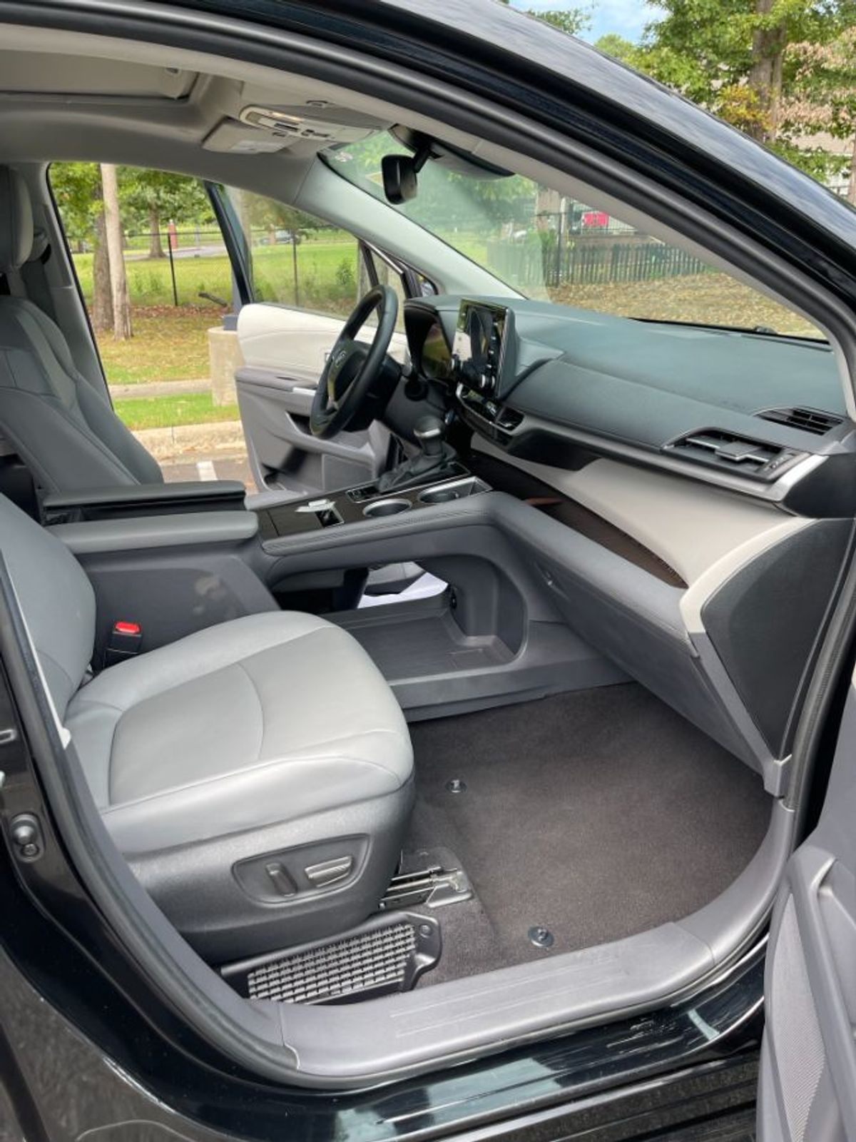 Black Toyota Sienna image number 13