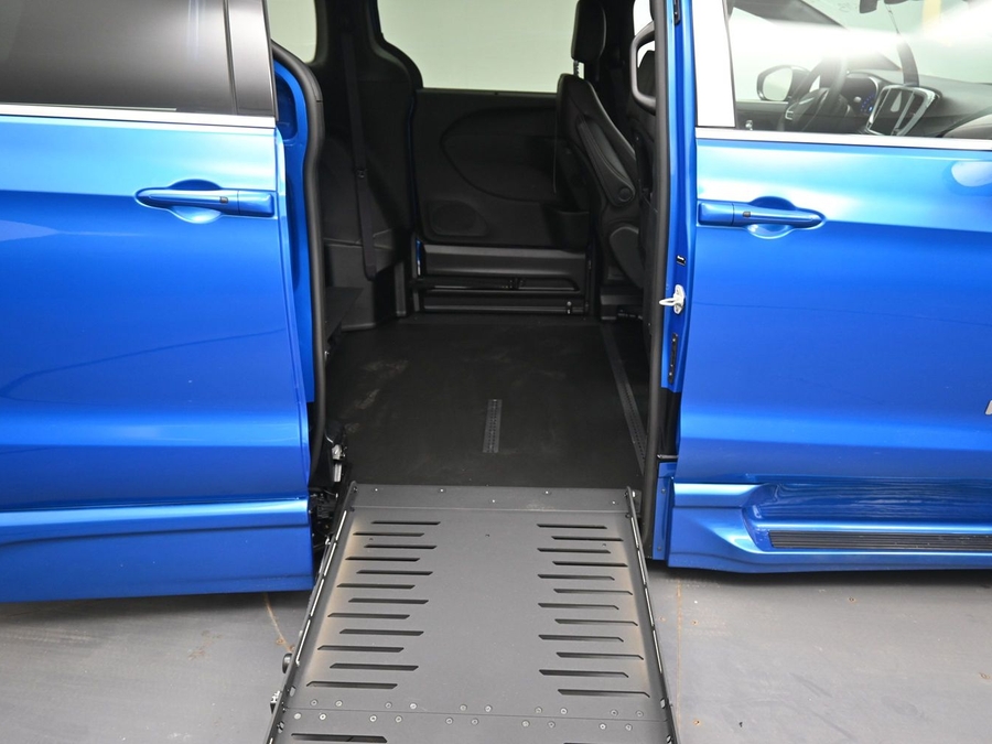 Blue Chrysler Pacifica image number 10