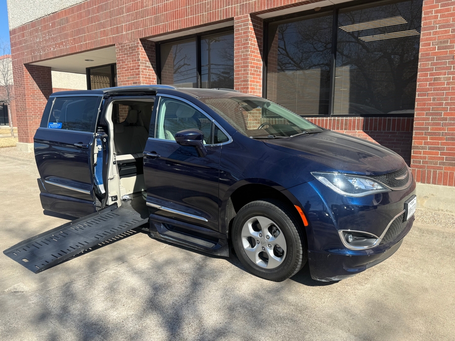 Used 2017 Chrysler Pacifica Touring-L Plus - BraunAbility Side Entry Entry Fold Out Automatic Ramp